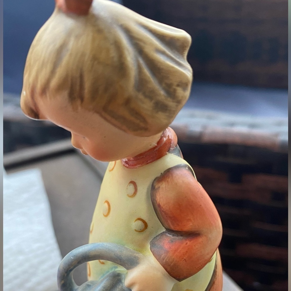Hummel Figurine little Gardener 94